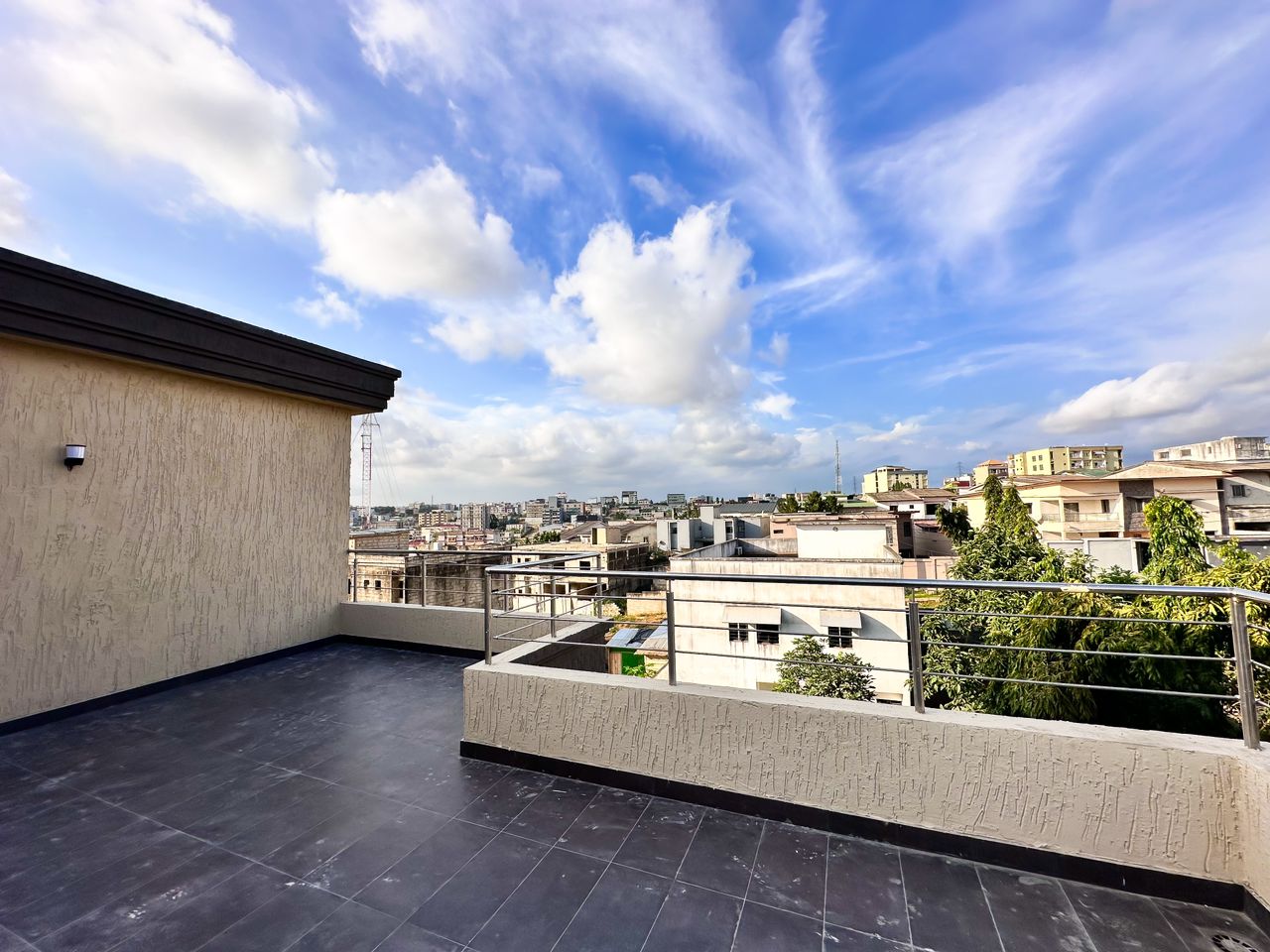 À LOUER -  PENTHOUSE HAUT STANDING DE 4 PIÈCES AU 4e ÉTAGE D’UN IMMEUBLE FLAMBANT NEUF ET MORDENE.